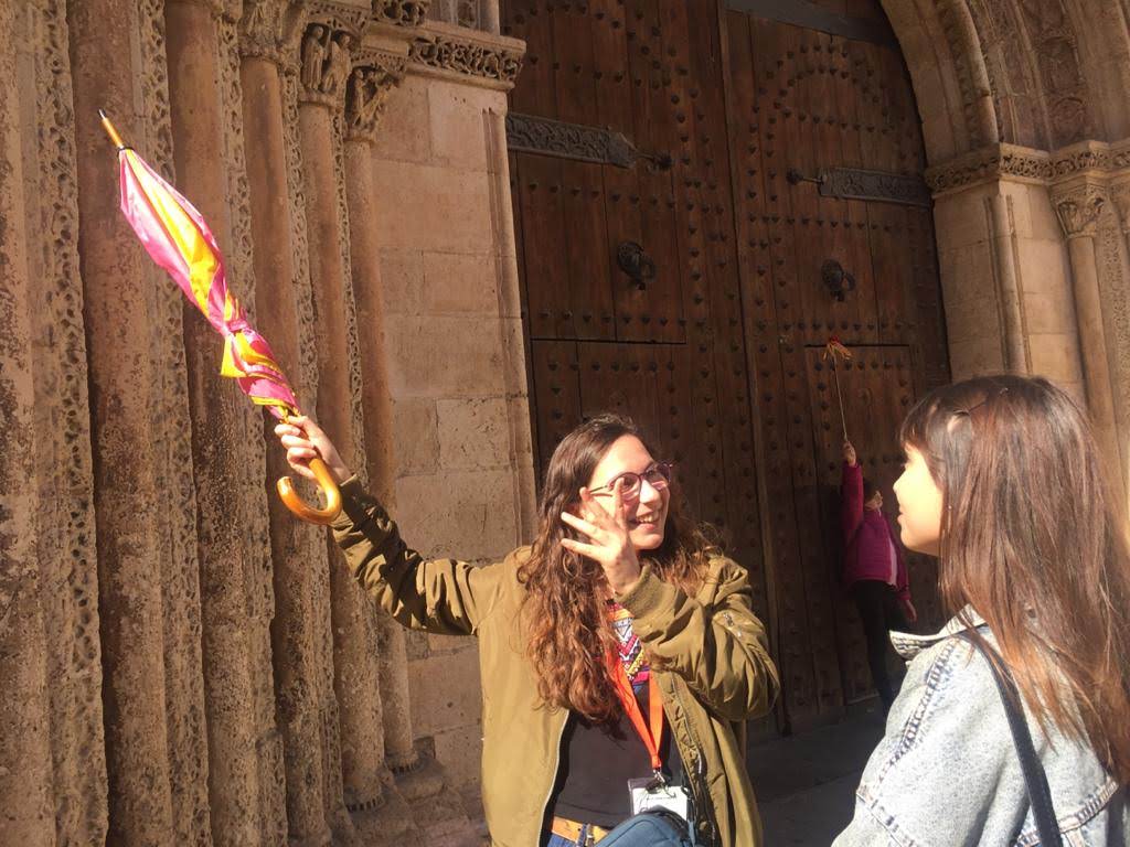 Tourist guide in front of the Cathedral